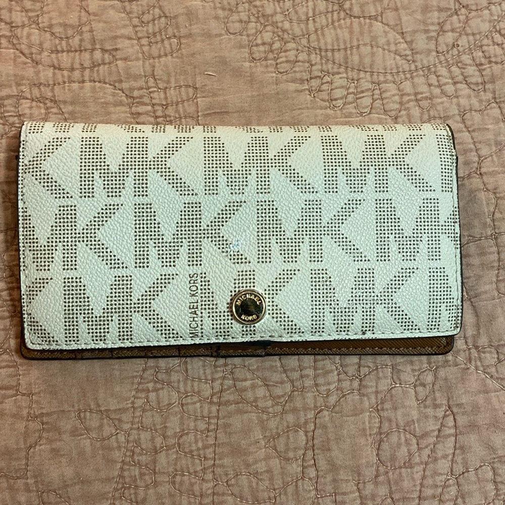 Authentic Michael Kors Vanilla Signature wallet
